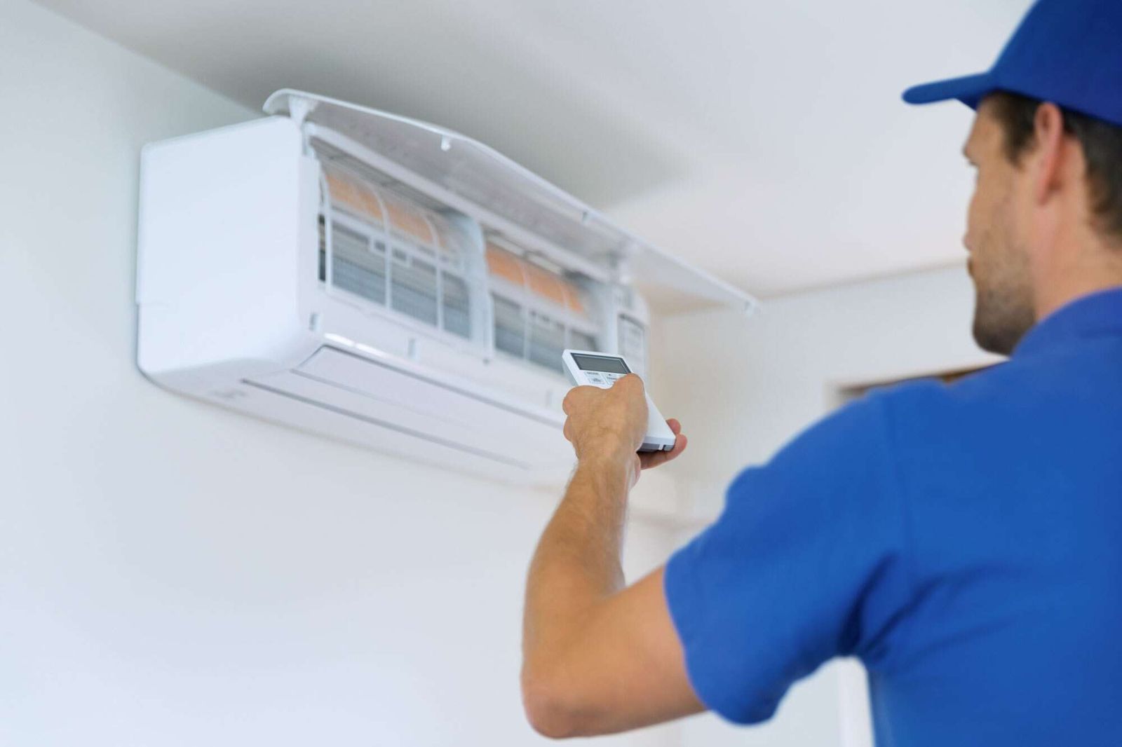 Technicien installant une thermopompe murale